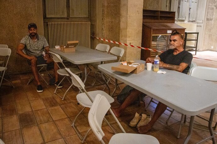 « Ils cherchent à manger, du frais, qu’on les écoute » : pendant la canicule, Bordeaux se mobilise pour les sans-abri