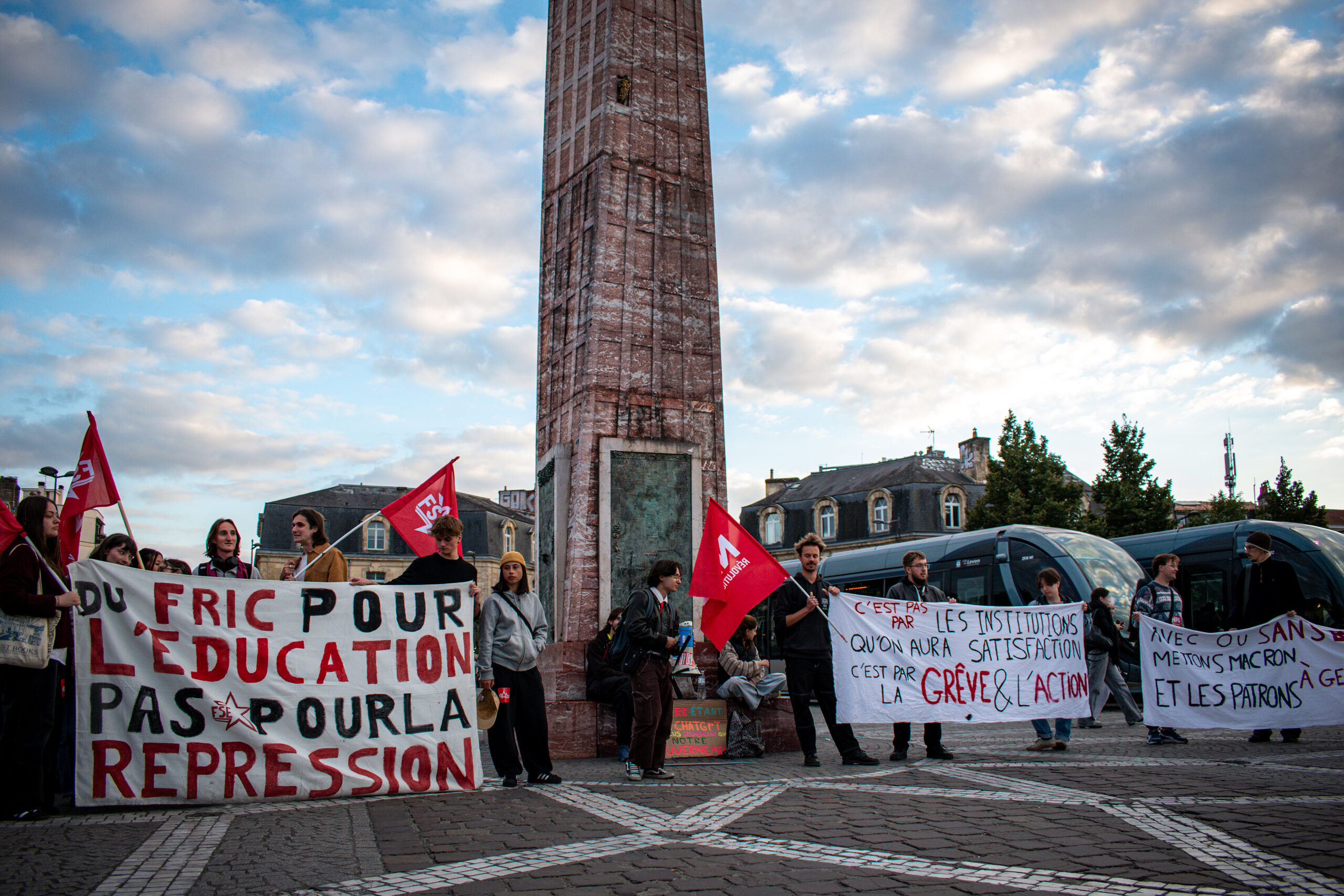 Petite mobilisation étudiante place de la Victoire pour entretenir la flamme contre l’austérité budgétaire