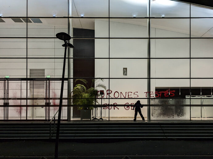 Des clous et des slogans contre le salon du drone au Palais des congrès de Bordeaux