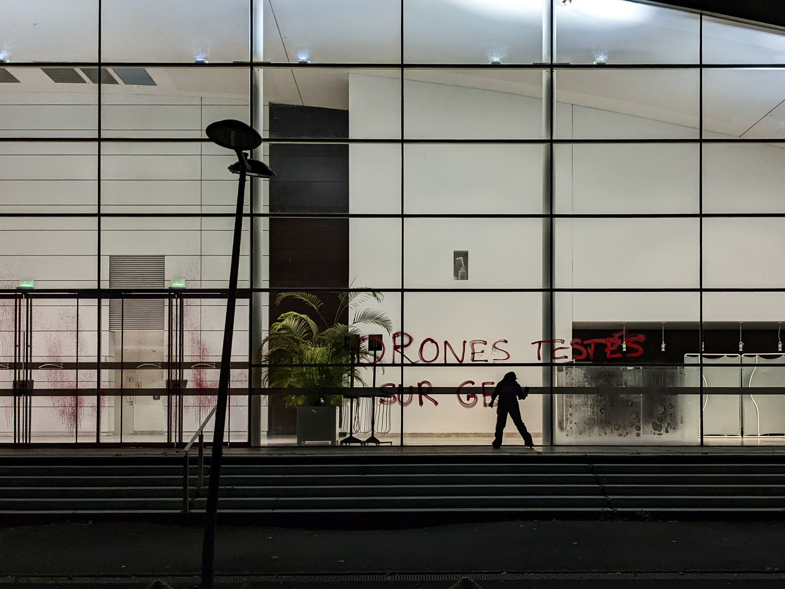Des clous et des slogans contre le salon du drone au Palais des congrès de Bordeaux