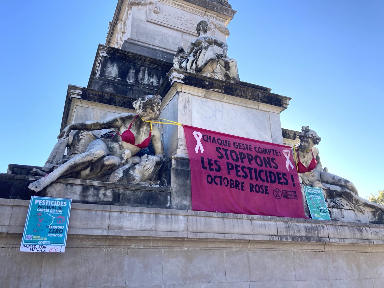 Octobre rose : Extinction Rebellion dénonce les pesticides sur le monument aux Girondins