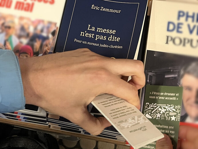 Des militants chrétiens glissent des marque-pages contre Éric Zemmour dans les librairies bordelaises