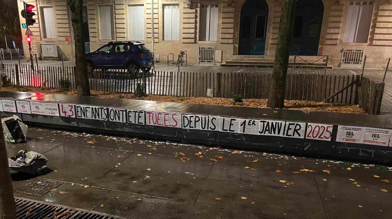 Un « mémorial des enfants assassinés » collé place Pey-Berland à Bordeaux