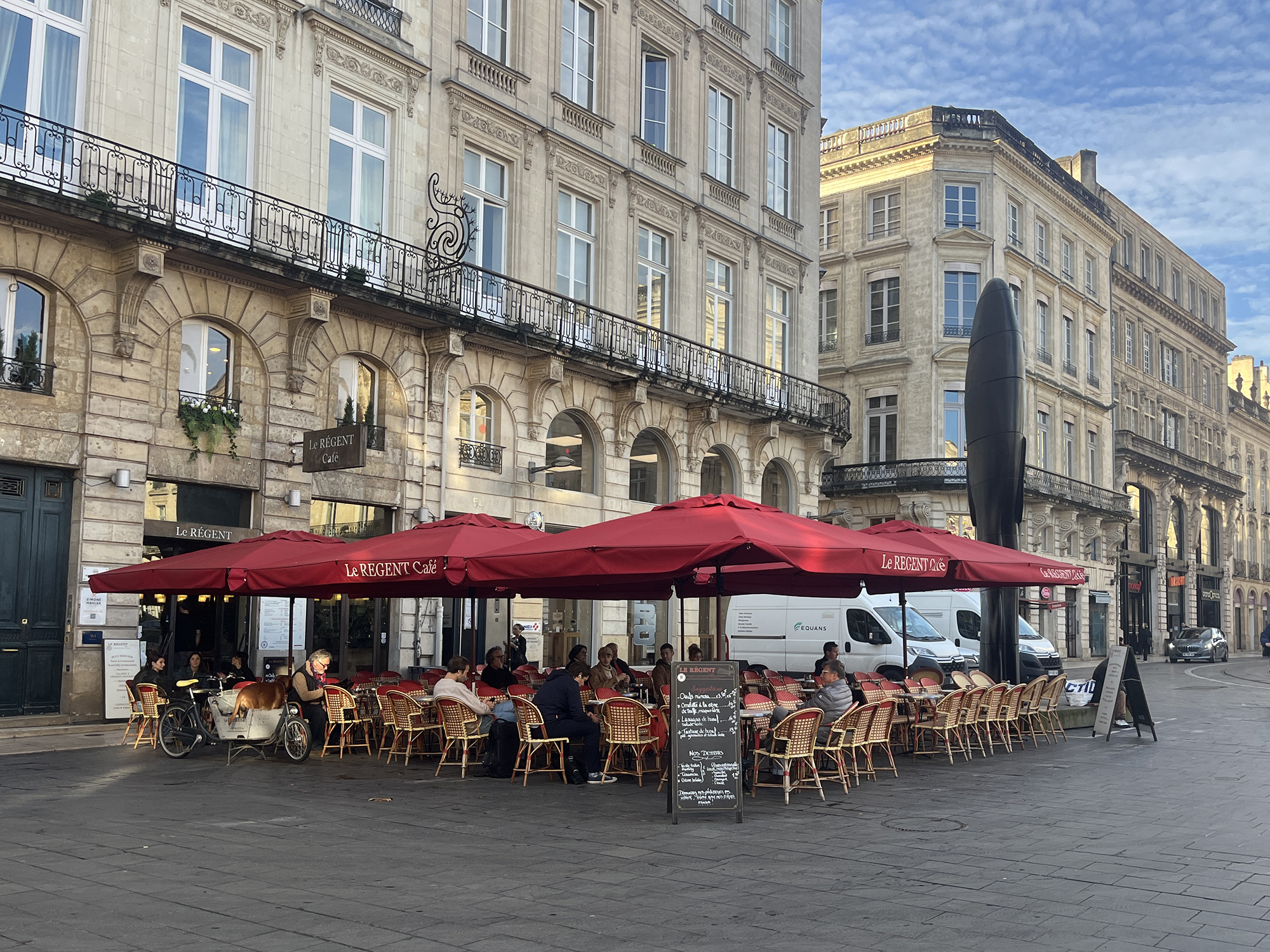 « Trop de Noirs et d’Arabes » : les employés du Régent portent plainte contre leur patron pour injures racistes
