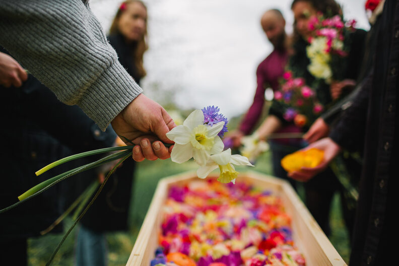 Les coopératives funéraires citoyennes fleurissent en France