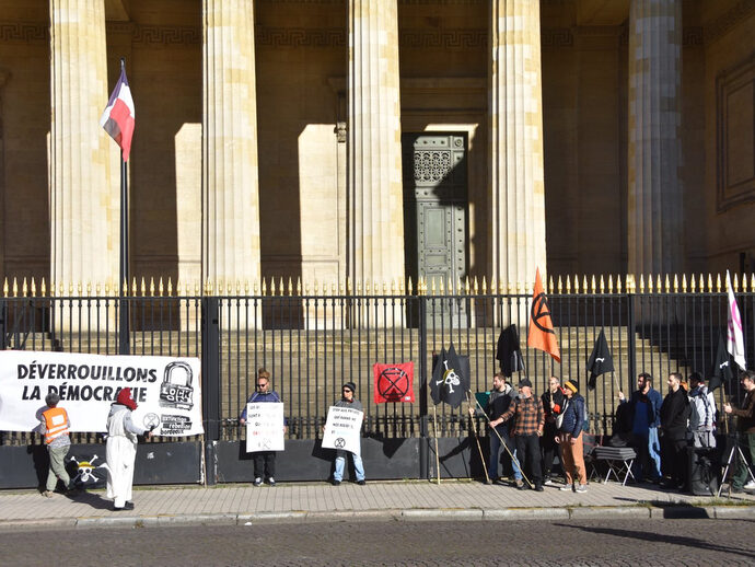 Extinction Rebellion dénonce une « démocratie verrouillée » devant le palais de justice de Bordeaux