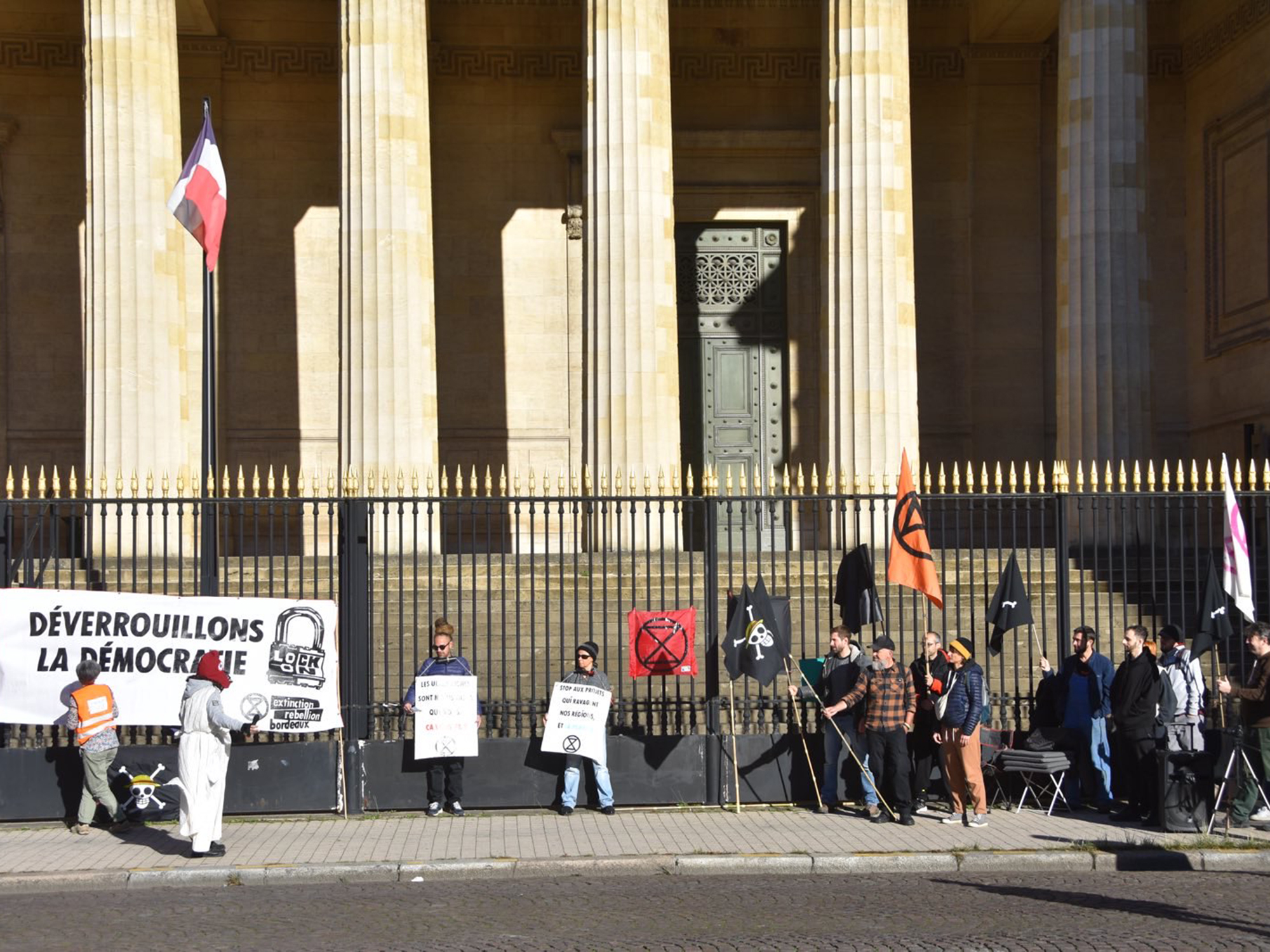 Extinction Rebellion dénonce une « démocratie verrouillée » devant le palais de justice de Bordeaux