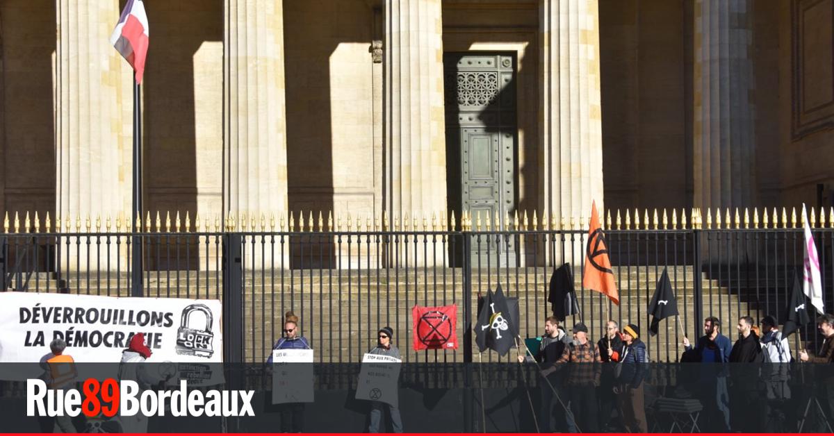 Extinction Rebellion dénonce une « démocratie verrouillée » devant le palais de justice de Bordeaux