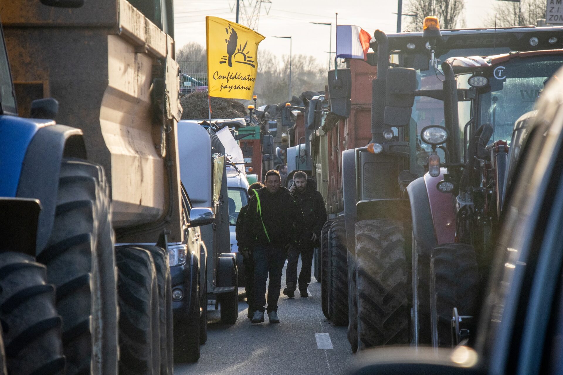 Après une opération escargot sur l&rsquo;A10, la Confédération paysanne installe un barrage au péage de Virsac