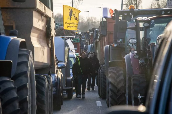 Après une opération escargot sur l&rsquo;A10, la Confédération paysanne installe un barrage au péage de Virsac