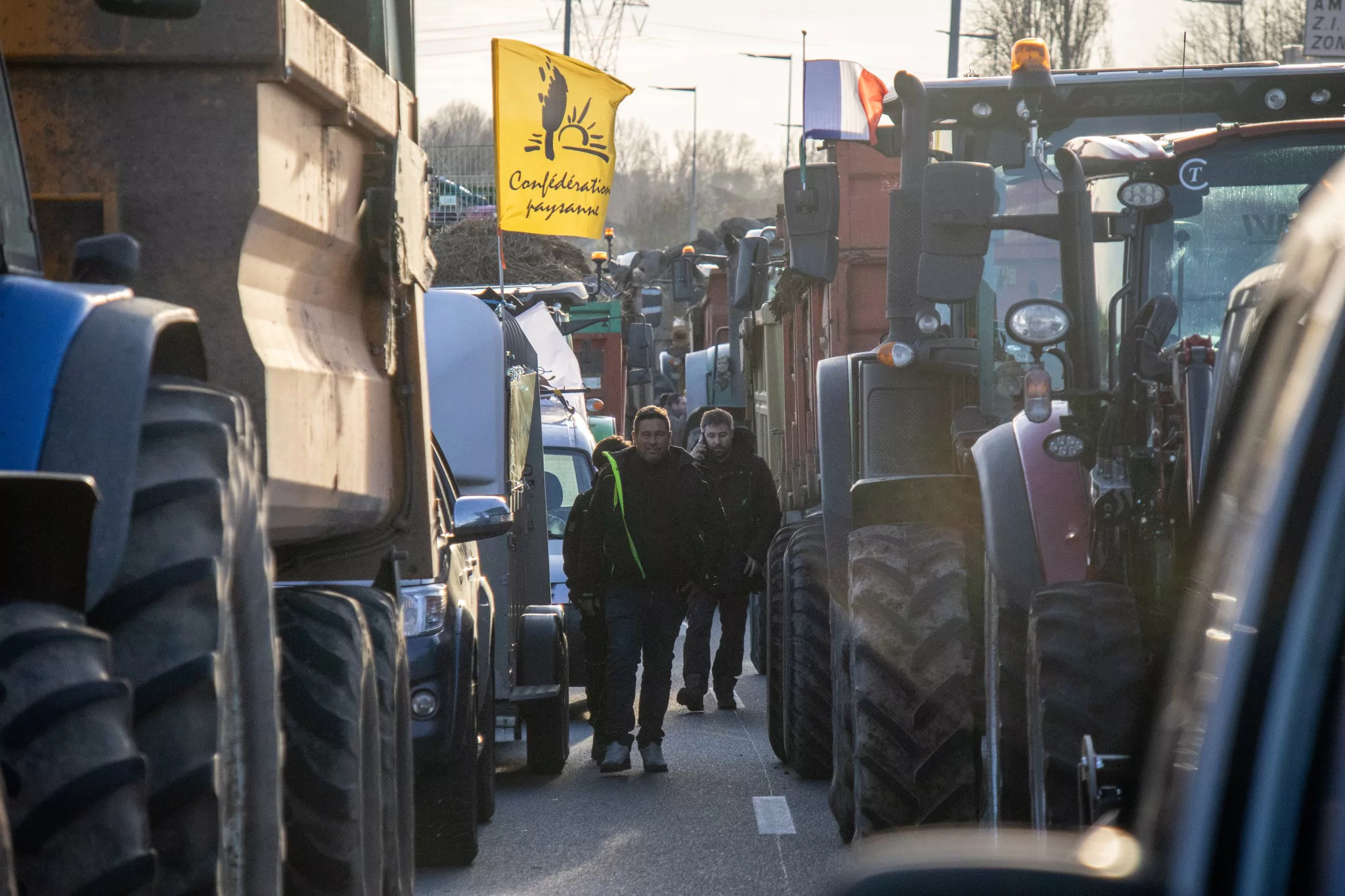 Après une opération escargot sur l’A10, la Confédération paysanne installe un barrage au péage de Virsac