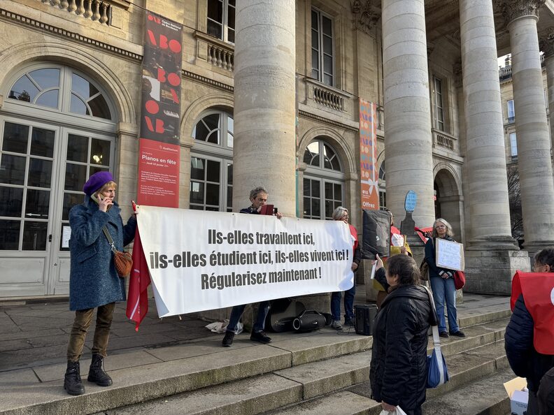 Des slogans forts brandis lors du rassemblement, mercredi 17 décembre