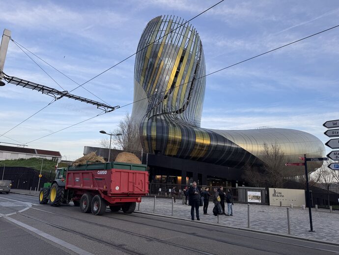 Les viticulteurs voulaient déverser le foin devant la cité du vin, avant de migrer vers le Pont Chaban