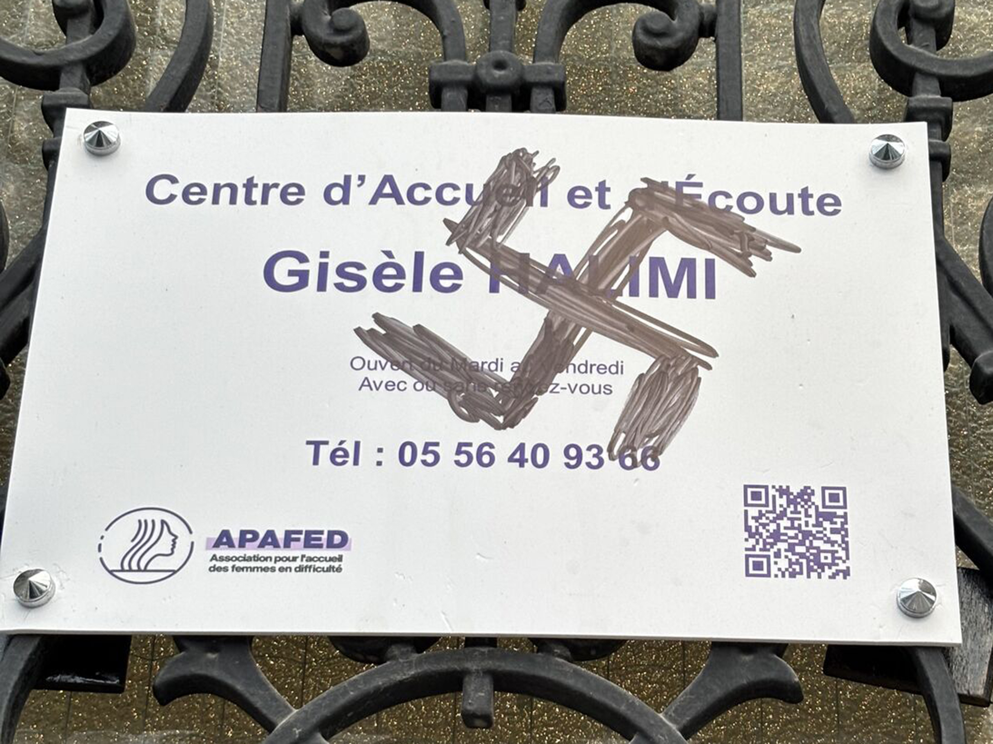 Nouvelle dégradation au centre Gisèle-Halimi à Bordeaux : une croix gammée sur la porte