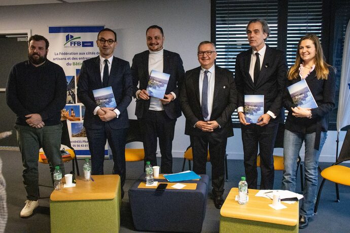 Municipales 2026 : les candidats à la mairie de Bordeaux se confrontent sur le logement