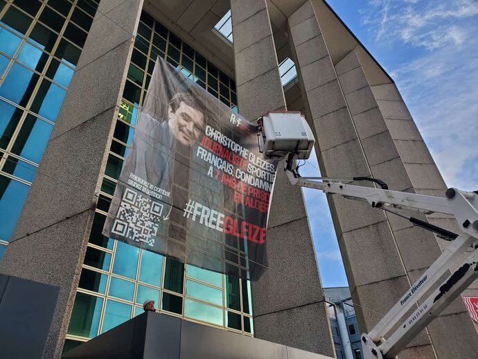 Le portrait de Christophe Gleizes déployé sur l&rsquo;Hôtel de Région pour exiger la libération du journaliste