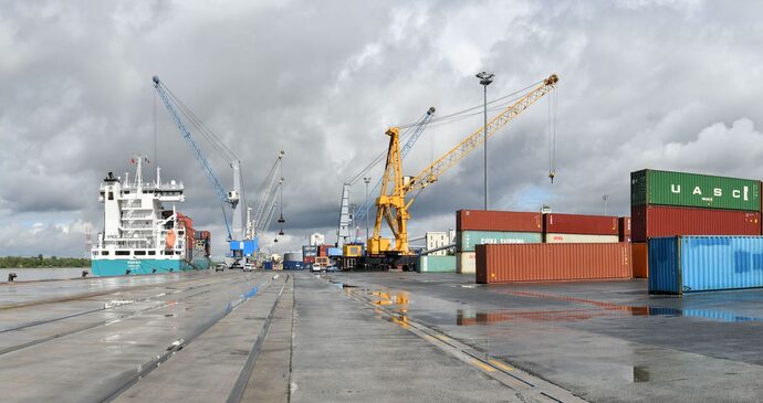 Une feuille de route pour que le port de Bordeaux ne reste pas à quais en 2050