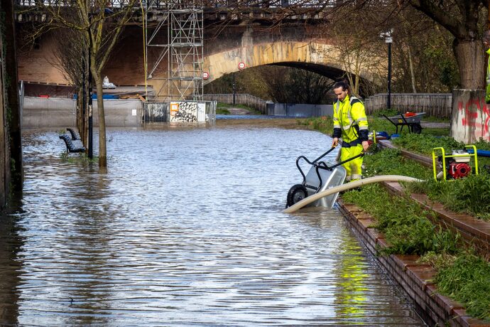 Inondations en Gironde : digues fragilisées, casse-tête pour les communes