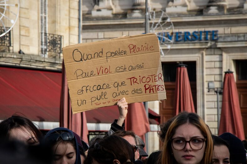 Une militante victime d&rsquo;inceste convoquée pour un collage, les Féministes en Libournais dénoncent une « justice à deux vitesses »