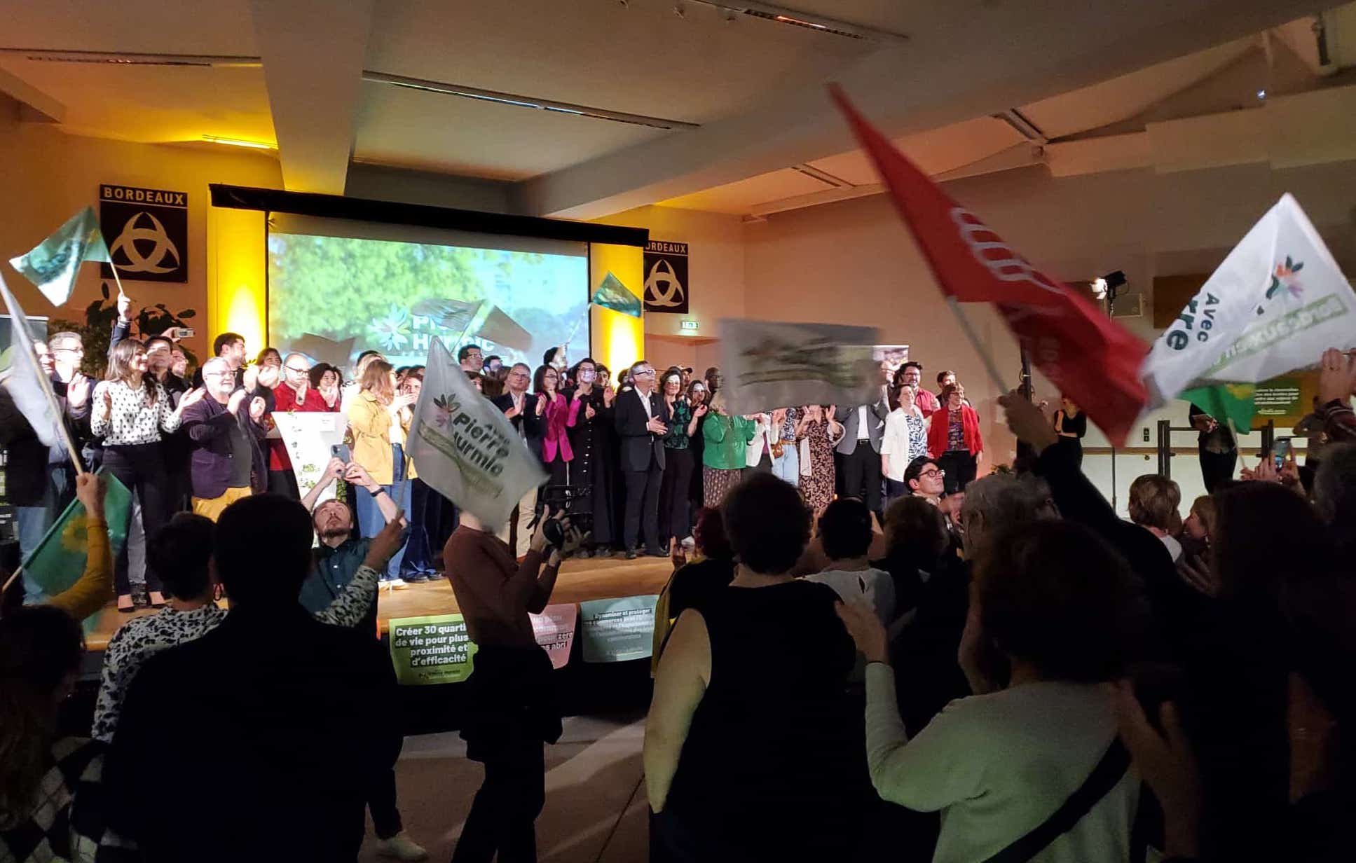 « Nous sommes le camp des possibles » : Pierre Hurmic porté par ses soutiens (et un sondage) lors de son meeting à Bordeaux