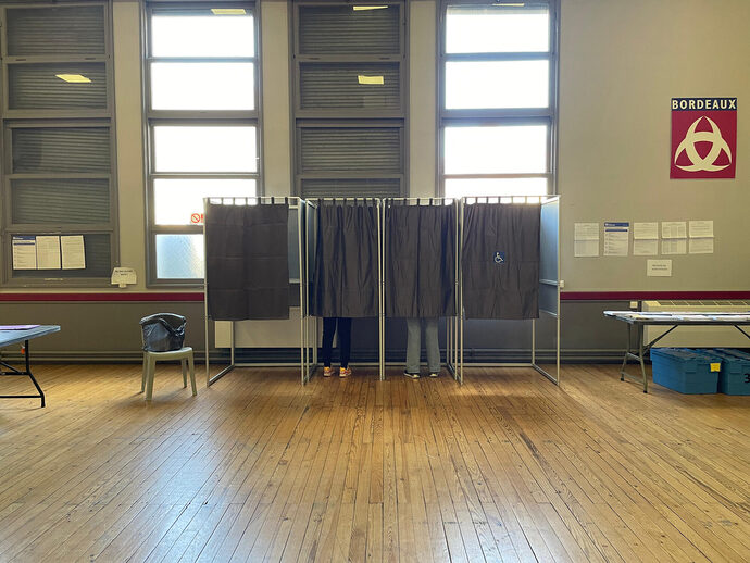 Municipales 2026 : poussée de la droite en Gironde, incertitude pour la gauche à Bordeaux